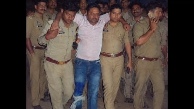 मथुरा में हत्या के आरोपियों से पुलिस की मुठभेड़, एक बदमाश के पैर में लगी गोली, दो गिरफ्तार
