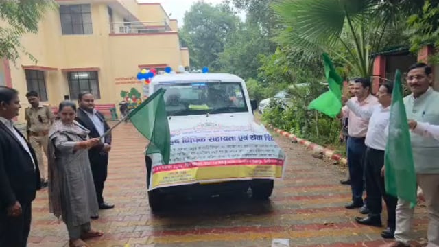 मथुरा मेघा विधिक सहायता एवं सेवा शिविर के प्रचार प्रसार के लिए दो प्रचार वाहनों को हरी झंडी दिखाकर,किया रवाना,,