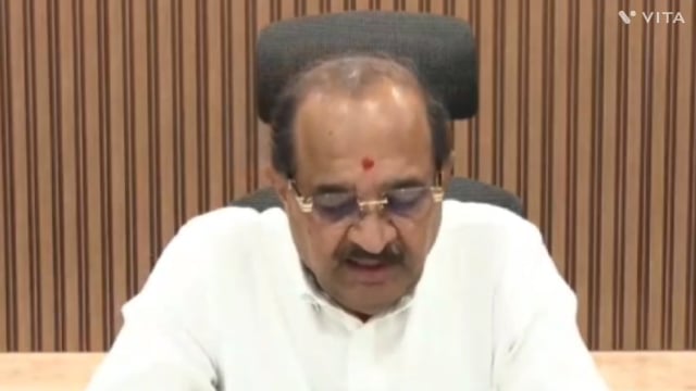 जिल्हाधिकारी कार्यालय मध्ये कालवा सल्लागार समितीच्या बैठकी नंतर बोलताना जलसंपदा मंत्री राधाकृष्ण विखे पाटील.