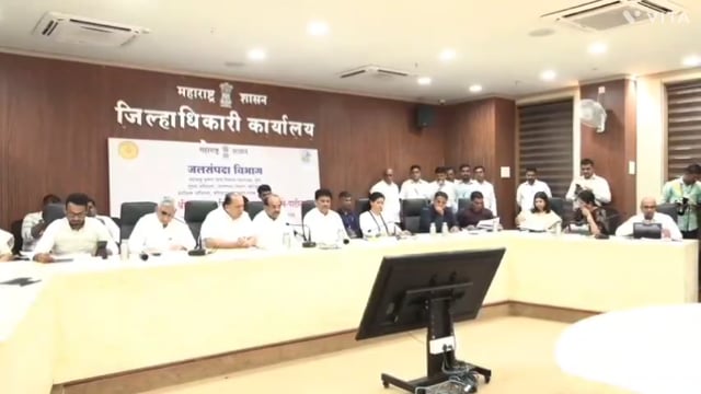 जिल्हाधिकारी कार्यालयात झालेल्या कालवा सल्लागार समितीच्या बैठकीस आमदार, खासदार, अधिकारी,यांची बैठक पार पडली.