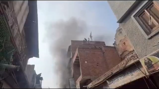 मथुरा के घीया मंडी में सुबह-सुबह मचा हड़कंप… आग में खाक हुई दुकान, परिवार, बाल-बाल बचा,,