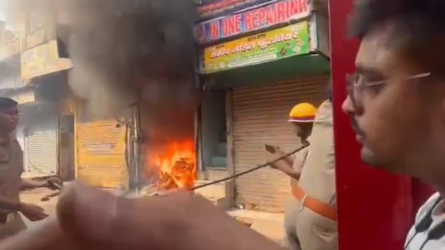 मथुरा के घीया मंडी में भीषण अग्निकांड एक दुकान जलकर खाक