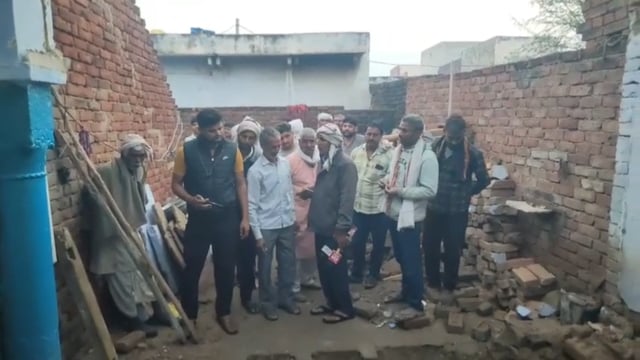 गोवर्धन क्षेत्र के नगला पूरा में शुक्रवार को भर भरा कर गिरा मकान बाल बाल बचा मकान स्वामी