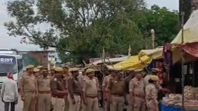बाघराय बाजार में पुलिस का अभियान, दुकानदारों को पटरी खाली करने के निर्देश थानाध्यक्ष श्रवणकुमार ने टीम के साथ कि अपील,