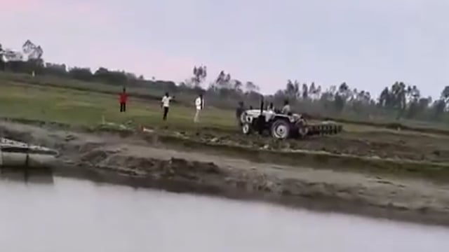 उत्तर प्रदेश- हापुड़ में खेत की मेड़ के विवाद में ट्रैक्टर से लोगों को कुचलने की कोशिश, हैरो से जुताई कर रहे व्यक्ति ने ट्रैक्टर और हैरो को खेत में तेजी से घुमाकर लोगों को निशाना बनाने का प्रयास किया, घटना में कई लोगों की जान खतरे में पड़ी, पुलिस ने आरोपी अकबर को गिरफ्तार किया, घटना का वीडियो सोशल मीडिया पर वायरल।