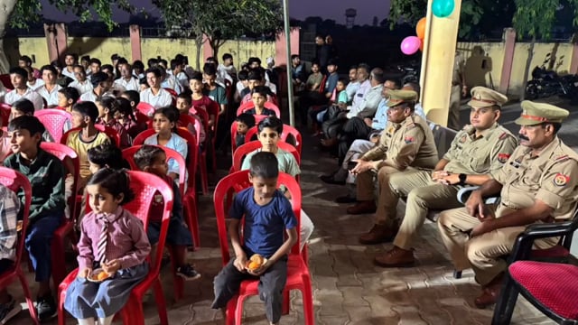पिनाहट।मनसुखपुरा राष्ट्रीय एकता दिवस पर मनसुखपुरा थाने में दिखा परेड-2026 का लाइव प्रसारण

थानाध्यक्ष एवं मिशन शक्ति टीम के नेतृत्व में पुलिसकर्मियों व आमजन ने पीएम मोदी के कार्यक्रम और एकता परेड का लाइव प्रसारण देखा। आयोजन के जरिए राष्ट्रभक्ति, अनुशासन और राष्ट्रीय एकता का संदेश दिया गया।