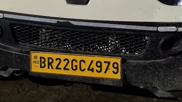 चौतरवा में जीएसटी के कागजात नहीं मिलने पर कोल्ड ड्रिंक्स से लदा मिनी टेम्पो जब्त।