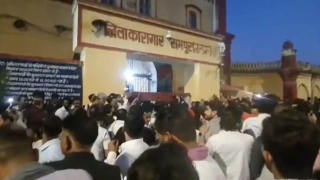 उत्तरप्रदेश- रामपुर जेल से बाहर निकलते ही ED ने  सपा नेता आजम खान को हिरासत में लिया..