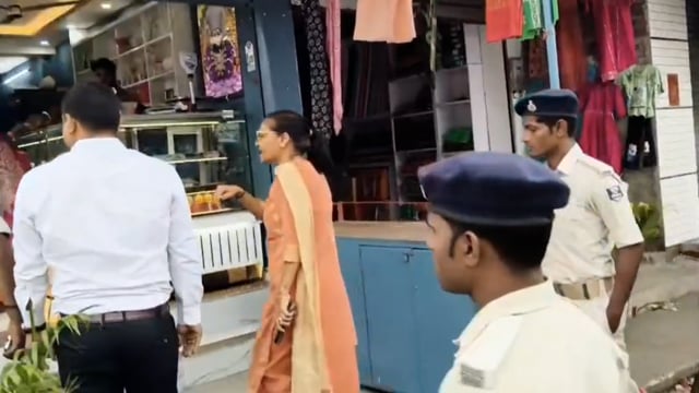 त्योहार से पहले बगहा में प्रशासन का बड़ा एक्शन, 13 दुकानों पर बंदी का आदेश; 9 को नोटिस।