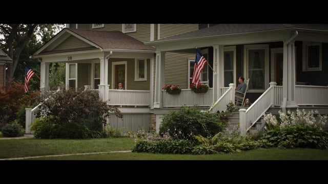 ⁣The front porch