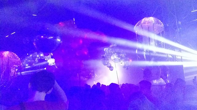 Float of Thin Air parade moving through a purple haze at Thuishaven