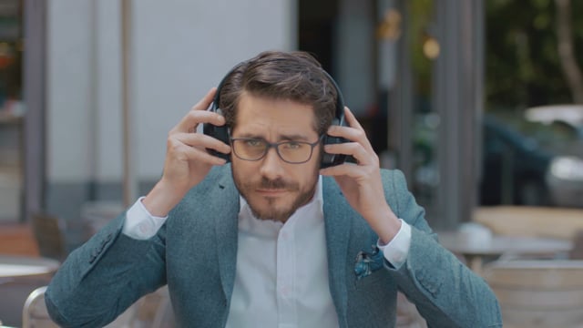 Кадр из работы Courage Films: Sony 1000X — Noise Cancelling (RU)