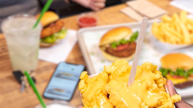 Liquid motion sizzle reel featuring high-speed splashes and artistic beverage pouring techniques