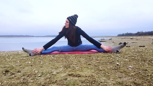 Yoga Stretching en bord de lac