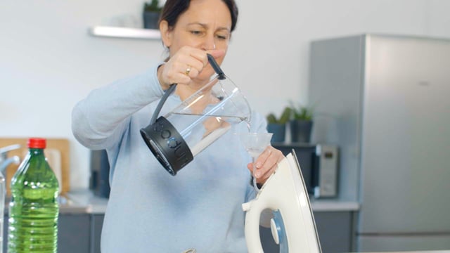 Die moderne Hausfrau | Bügeleisen entkalken