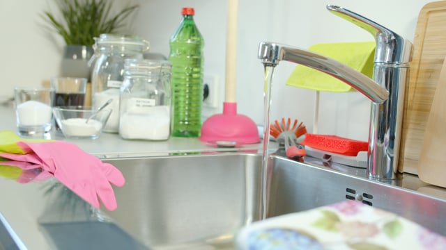 Die moderne Hausfrau | Abfluss reinigen