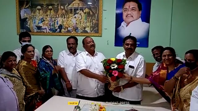 पंचायत समिती सभापती राष्ट्रवादीचे संभाजी पाटील यांची निवड-सत्कार करताना सुरेश भाऊ पाटील व इतर राष्ट्रवादी नेते.