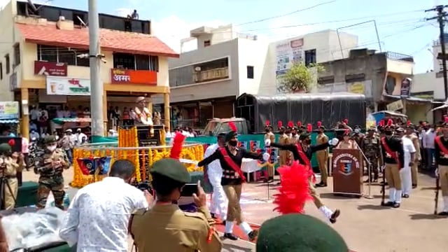 मणेराजुरी येथे पांडुरंग साळूखे यांना मानवंदन देताना ncc चे विध्यार्थी