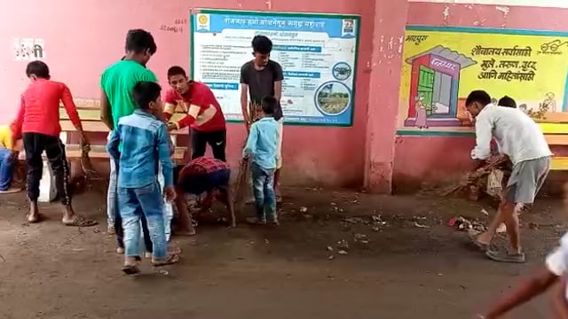 कवठेमहांकाळ तालुक्यात शाळा सुरू


- १) शाळा सुरू झाल्याने विद्यार्थी -शिक्षक आणि पालकांमध्ये उत्साहाचे वातावरण
