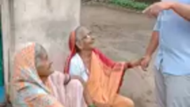 रोहित आर पाटील यांना आज्जी काय म्हणाल्या पहा..
तासगाव शहरात प्रभागात फिरत होते
