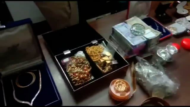 बेंगलुरु के होटल व्यवसाई के घर चोरी हुई करोड़ो की जेवरात और नकदी, पुलिस ने जमुई के बरहट थाना क्षेत्र से किया बरामद

