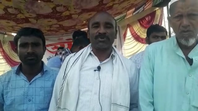 अतिक्रमण काढावे या मागणीसाठी अवलकोंड येथील नागरिकांचे तहसील कार्यालयासमोर उपोषण