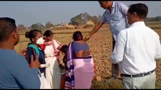 Corona टीका के डर से महिला भागी खेत में, स्वास्थ्य विभाग की टीम ने खेत में पकड़ कर लगाया टीका