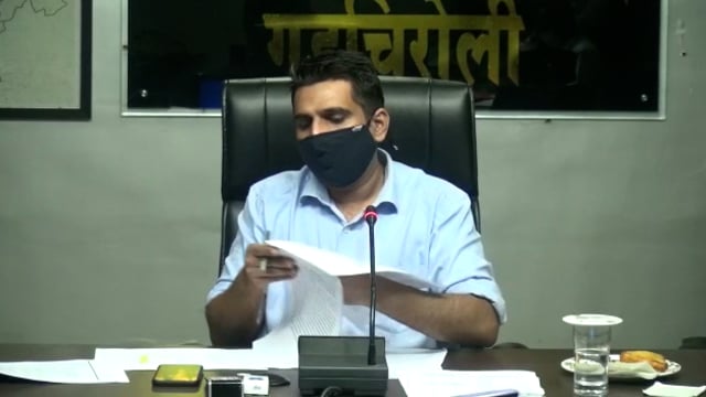 जिलाधिकारी पत्रकार परिषदेला संबोधित करताना 
