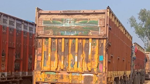 बलरामपुर जिले में अवैध परिवहन व ओवरलोड गाड़ियों पर नहीं लग पा रहा अंकुश।