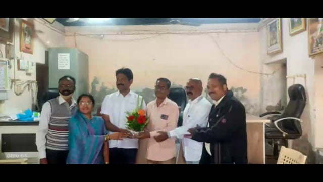 आटपाडीच्या सरपंच यांचे कडून पत्रकार सदाशिव पुकळे यांचा सन्मान