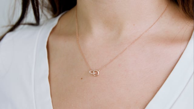 The Little Links Necklace - Video