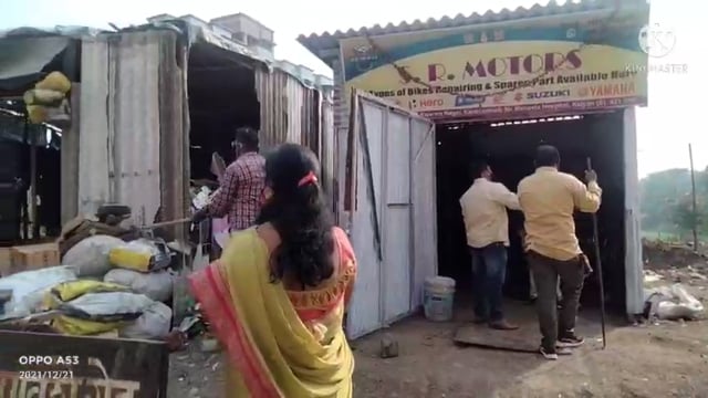 महानगरपालिका वालों ने मोटरसाइकिल गैरेज और भंगार की दुकान को तोड़ा  कल्याण ईस्ट