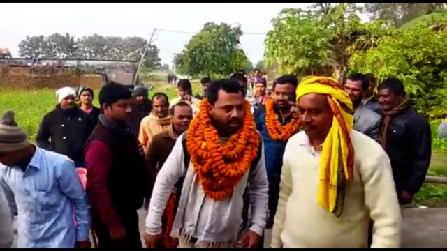 थरथरी प्रमुख चंद्र भूषण सिंह उर्फ छोटे सिंह ने शपत ग्रहण के बाद लक्खाचक गांव में ग्रमीणों ने किया जोरदार किया स्वागत# 