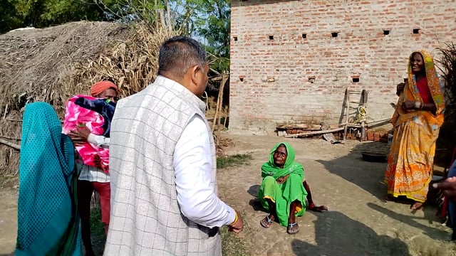 बढ़ती ठंड को देखते हुए समाजसेवी ने चलाया मदद की मुहिम वितरित किए कंबल