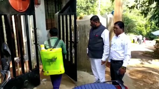 किरन्दुल में कोरोना ओमिक्रोन वैरियंट से बचाव हेतु नगरपालिका अध्यक्ष द्वारा करवाई जा रही है सैनेटाइजेशन का कार्य