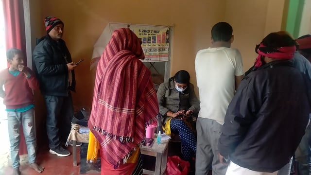 तरबगंज गोंडा स्वास्थ विभाग में टीकाकरण शिविर का आयोजन  65 लोगों को कोराना वैक्सीन