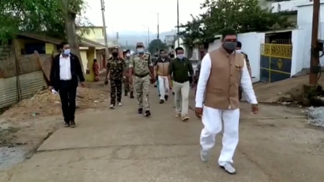 किरन्दुल में एसडीएम अरुण कुमार सोम के नेतृत्व में फ्लैग मार्च निकालकर लोगों को कोविड-19 निर्देशों का पालन हेतु दी समझाइश