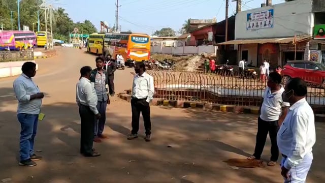 किरन्दुल में नगरीय एवं पुलिस प्रशासन द्वारा लोगों को कोरोना दिशा निर्देशों का पूर्णतः पालन हेतु दी गई समझाईश 