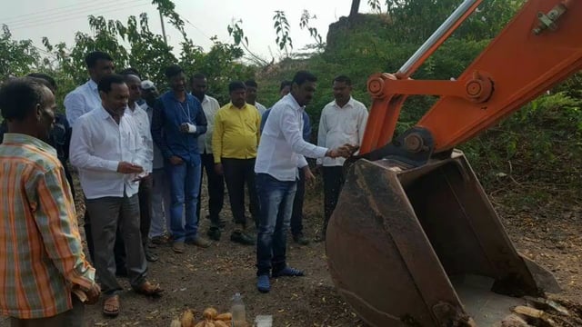 गोंदीरा ओढ्यावरील सिमेंट बंधारा कामाचे भूमिपूजन अमरसिंह देशमुख यांच्या हस्ते