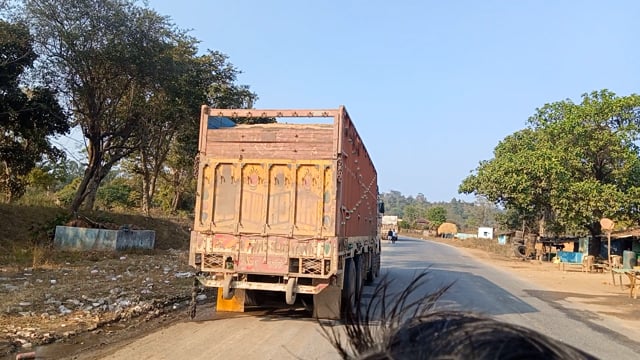 बलरामपुर जिले में अवैध ओवरलोड ट्रक पर नहीं लग पा रहा अंकुश। जिला प्रशासन रेल परिवहन रोकने में नाकाम साबित होता दिख रहा।