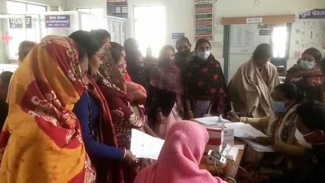 लखीसराय जिले के सूर्यगढ़ा स्वास्थ्य केंद्र में प्रधानमंत्री सुरक्षित मातृत्व योजना के तहत 73 गर्भवती महिलाओं की गई जांच