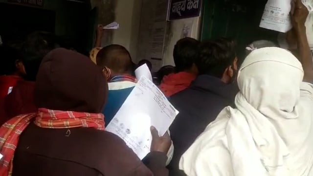 लखीसराय जिले के सूर्यगढ़ा सामुदायिक स्वास्थ्य केंद्र में कोरोना गाइडलाइन की उड़ाई जा रही जमकर धज्जियां