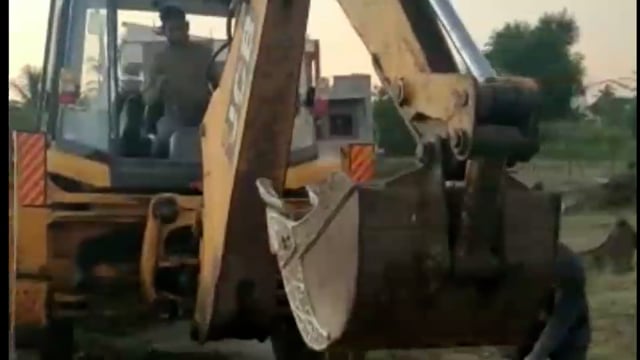 आटपाडी ग्रामपंचायतीच्या वॉर्ड नंबर 2 मध्ये चालू असलेल्या विकासकामांची पाहणी सरपंच वृषाली पाटील यांनी केली