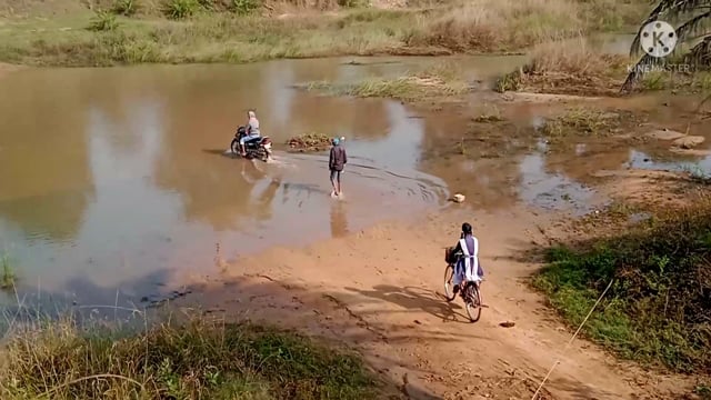 काँकेर ब्लॉक के ग्राम पंचायत कोदागाँव के आश्रित ग्राम आंवराभांट सेन्दार नाला मे आजादी से लेकर अब तक नहीं बना पुल... 