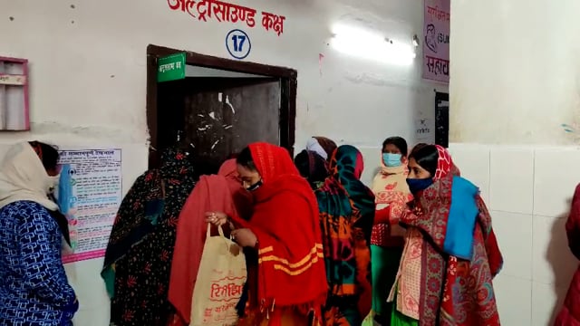 शेखपुरा सदर अस्पताल में सरेआम कोरोनावायरस की उड़ाई जा रही धज्जियां अस्पताल प्रबंधन बेखबर