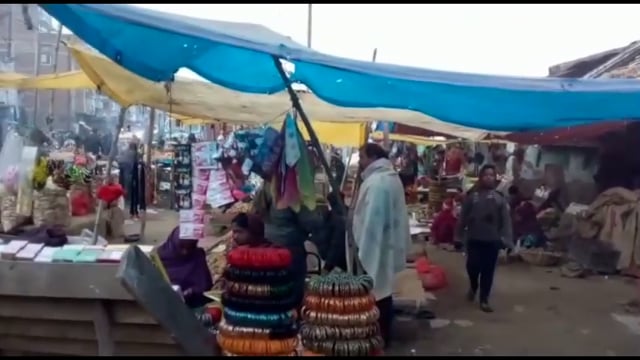 फुटपाथी दुकानदारों ने डीएम को सौंपा ज्ञापन