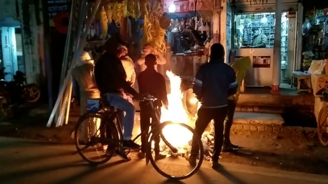 ठंड की मार से लोग हुए परेशान जगह जगह पर आग जलाकर बचा रहे हैं जीवन