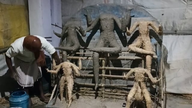 सरस्वती पूजा को लेकर प्रतिमा का किया जा रहा निर्माण।