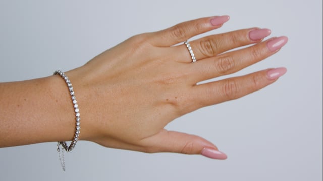 Defined Round Diamond Band - Video