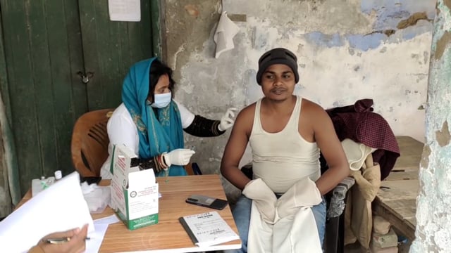 गोगरी थाना परिसर में बूस्टर डोज का टीकाकरण को लेकर लगाया गया शिविर